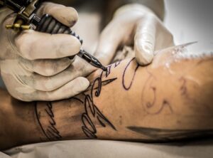 tattoo letter letra jota con corona